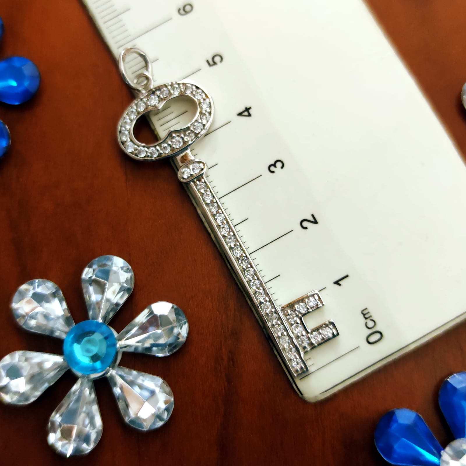 Colgante Llave de Plata Rodiada con Circonitas blancas 1